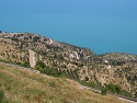 Serpentinová silnice z městečka Monte Sant'Angelo