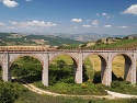 Železniční viadukt u městečka Campolieto v regionu Molise